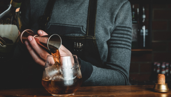Twój domowy bar z częściowo niestandardowymi szafkami 